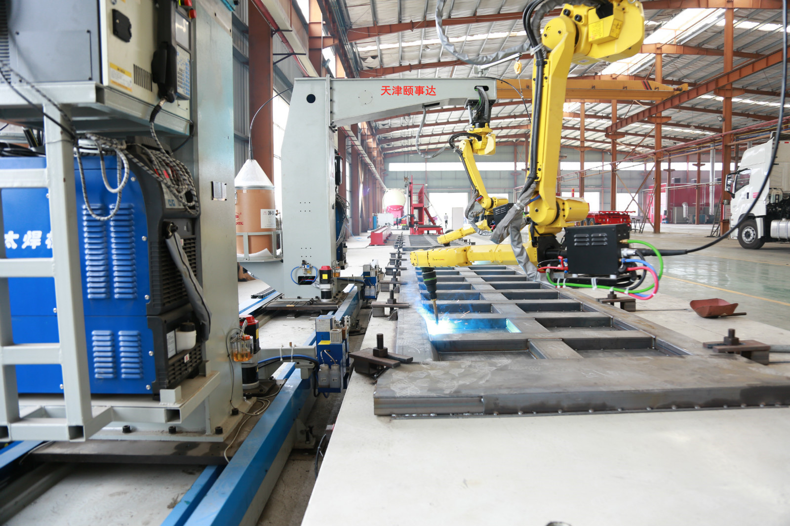 L型機器人倒挂車廂闆焊接